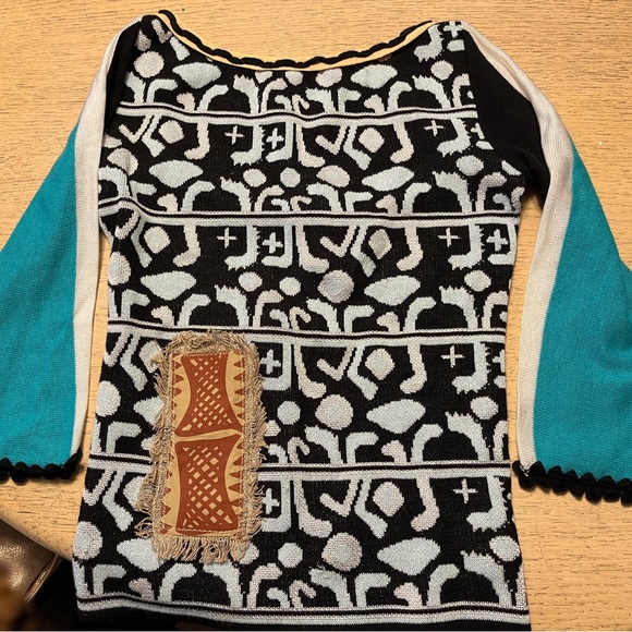 Gorgeous SAVE THE QUEEN top. Size marked Large but fits like medium. NWT. - Picture 1 of 6